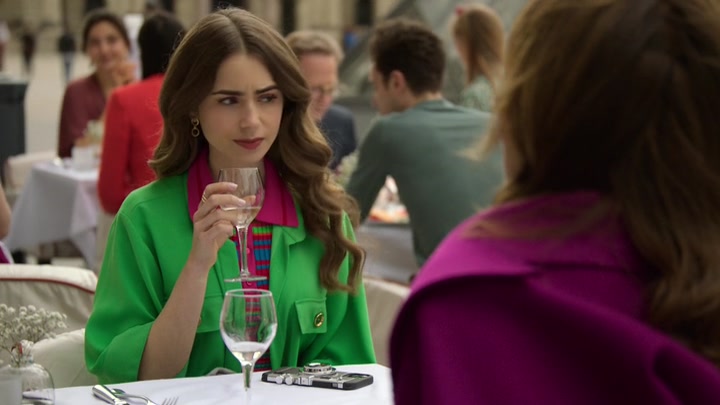 Emily_in_Paris_S02E01_WEBRip_x264-ION10_0937.jpg