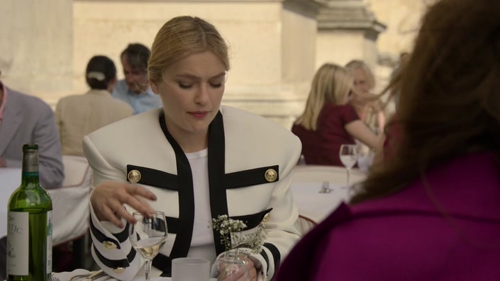Emily_in_Paris_S02E01_WEBRip_x264-ION10_0939.jpg
