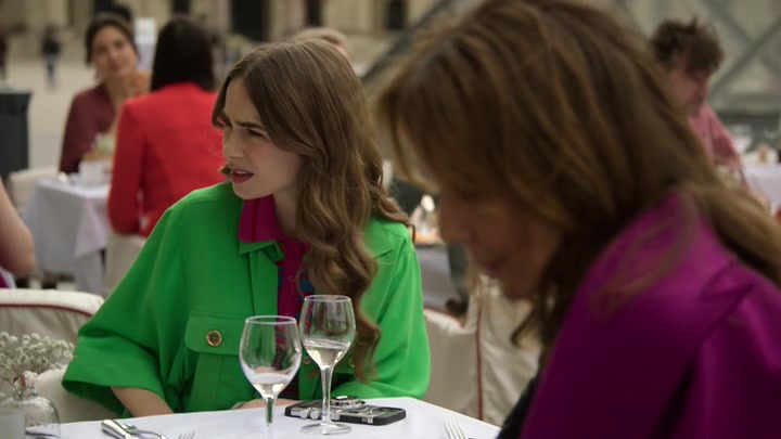 Emily_in_Paris_S02E01_WEBRip_x264-ION10_0949.jpg