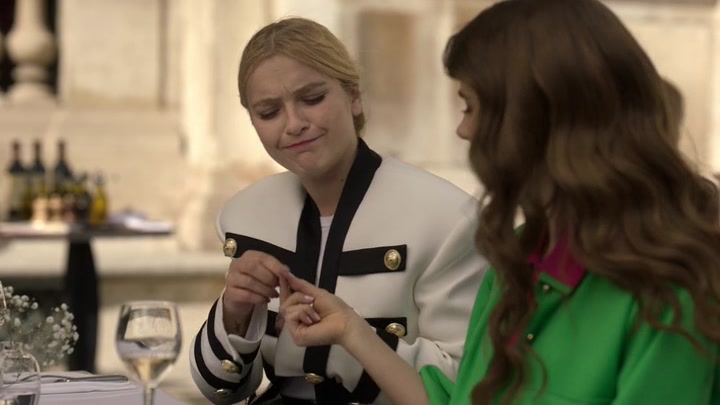 Emily_in_Paris_S02E01_WEBRip_x264-ION10_0956.jpg