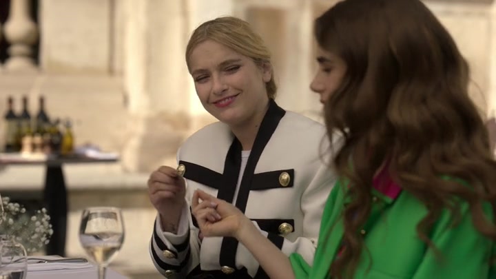 Emily_in_Paris_S02E01_WEBRip_x264-ION10_0957.jpg