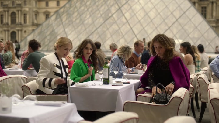 Emily_in_Paris_S02E01_WEBRip_x264-ION10_0958.jpg