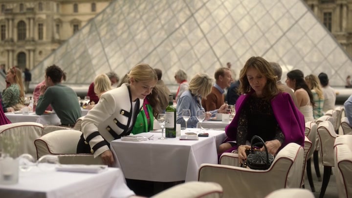 Emily_in_Paris_S02E01_WEBRip_x264-ION10_0959.jpg