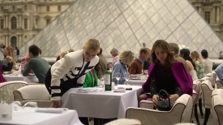 Emily_in_Paris_S02E01_WEBRip_x264-ION10_0960.jpg