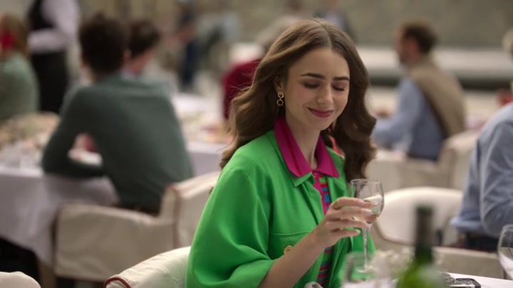Emily_in_Paris_S02E01_WEBRip_x264-ION10_0963.jpg
