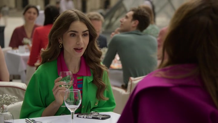 Emily_in_Paris_S02E01_WEBRip_x264-ION10_0998.jpg