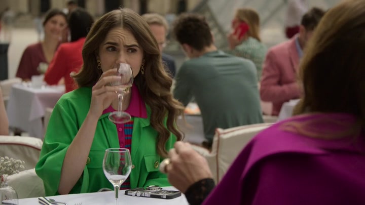 Emily_in_Paris_S02E01_WEBRip_x264-ION10_1002.jpg