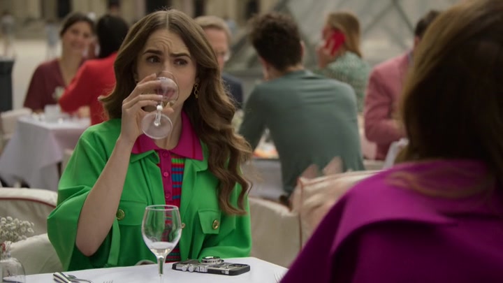 Emily_in_Paris_S02E01_WEBRip_x264-ION10_1003.jpg