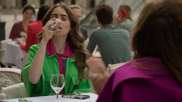 Emily_in_Paris_S02E01_WEBRip_x264-ION10_1009.jpg