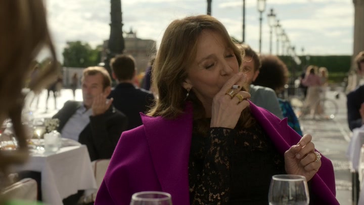 Emily_in_Paris_S02E01_WEBRip_x264-ION10_1013.jpg
