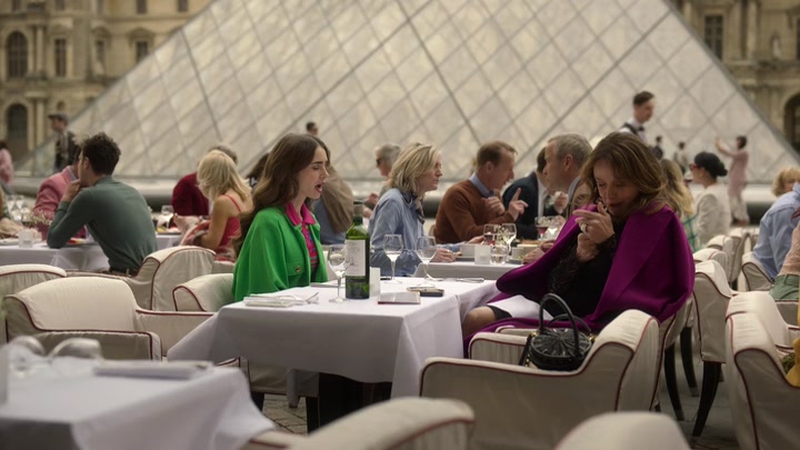 Emily_in_Paris_S02E01_WEBRip_x264-ION10_1015.jpg