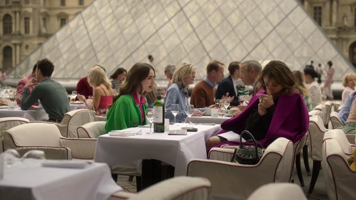 Emily_in_Paris_S02E01_WEBRip_x264-ION10_1018.jpg