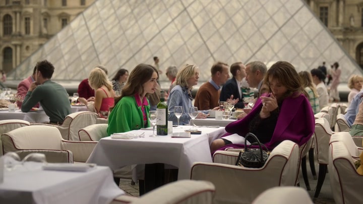 Emily_in_Paris_S02E01_WEBRip_x264-ION10_1019.jpg
