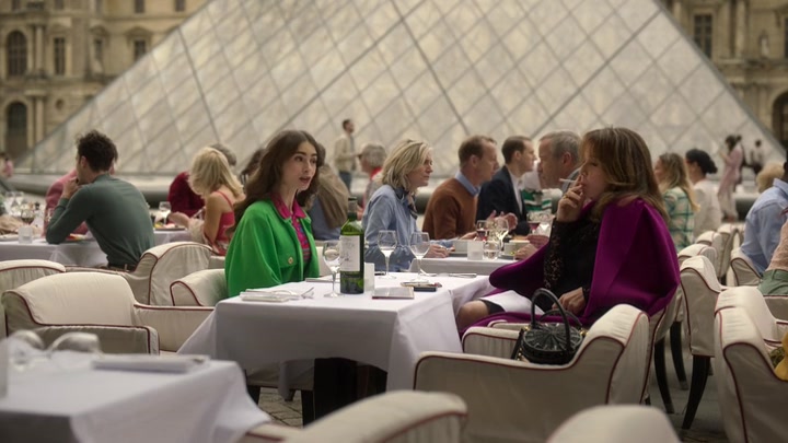 Emily_in_Paris_S02E01_WEBRip_x264-ION10_1022.jpg