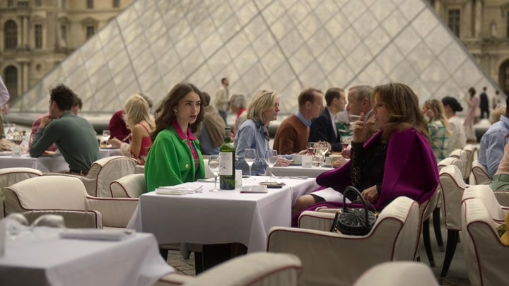 Emily_in_Paris_S02E01_WEBRip_x264-ION10_1023.jpg