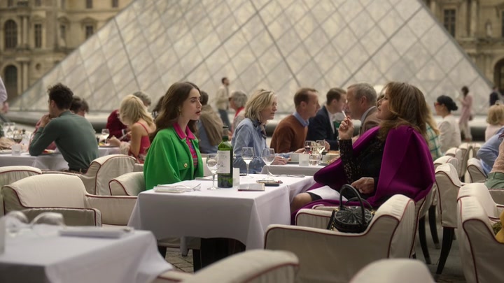 Emily_in_Paris_S02E01_WEBRip_x264-ION10_1025.jpg