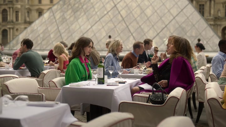 Emily_in_Paris_S02E01_WEBRip_x264-ION10_1028.jpg