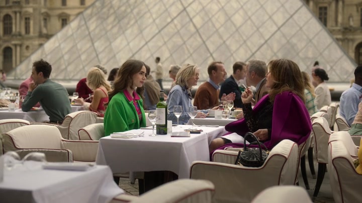 Emily_in_Paris_S02E01_WEBRip_x264-ION10_1031.jpg