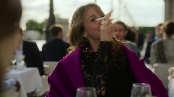 Emily_in_Paris_S02E01_WEBRip_x264-ION10_1049.jpg