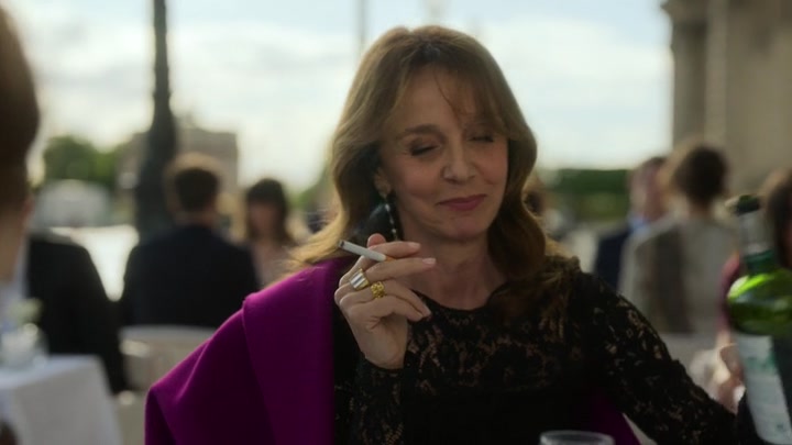 Emily_in_Paris_S02E01_WEBRip_x264-ION10_1054.jpg