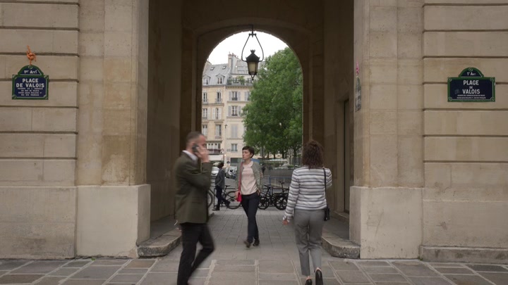 Emily_in_Paris_S02E01_WEBRip_x264-ION10_1059.jpg