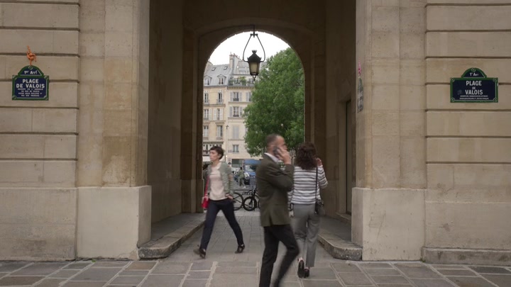 Emily_in_Paris_S02E01_WEBRip_x264-ION10_1060.jpg