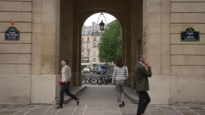 Emily_in_Paris_S02E01_WEBRip_x264-ION10_1061.jpg