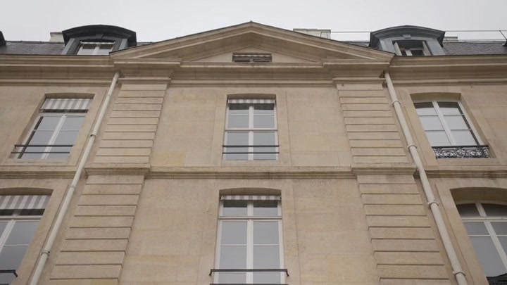 Emily_in_Paris_S02E01_WEBRip_x264-ION10_1063.jpg