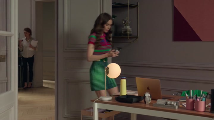 Emily_in_Paris_S02E01_WEBRip_x264-ION10_1065.jpg