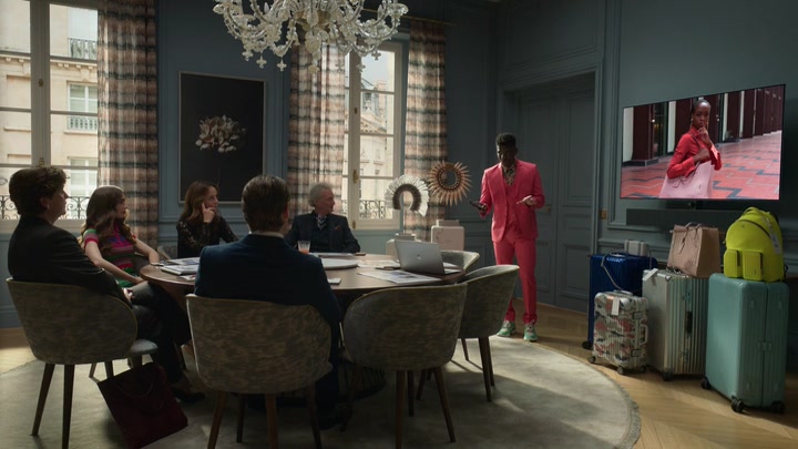 Emily_in_Paris_S02E01_WEBRip_x264-ION10_1141.jpg