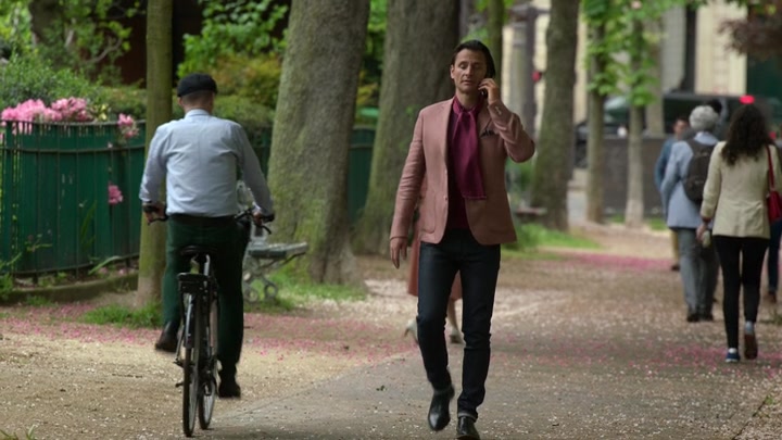 Emily_in_Paris_S02E01_WEBRip_x264-ION10_1277.jpg