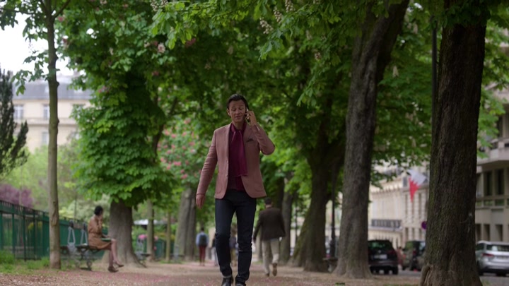 Emily_in_Paris_S02E01_WEBRip_x264-ION10_1320.jpg