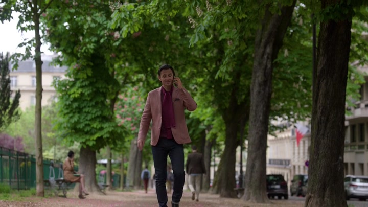 Emily_in_Paris_S02E01_WEBRip_x264-ION10_1321.jpg