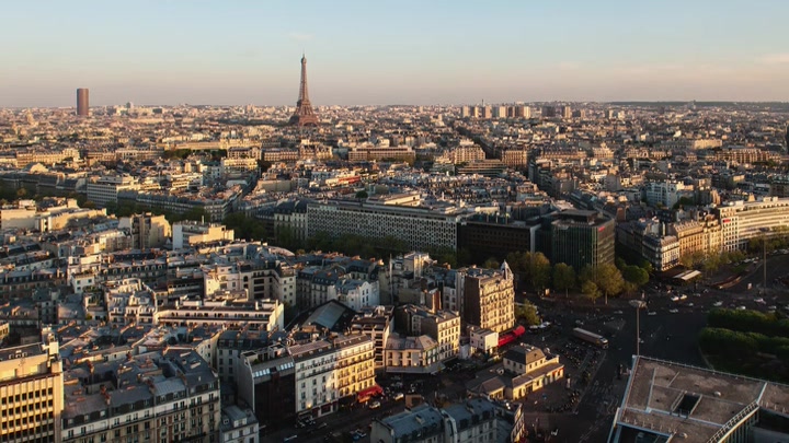 Emily_in_Paris_S02E01_WEBRip_x264-ION10_1387.jpg