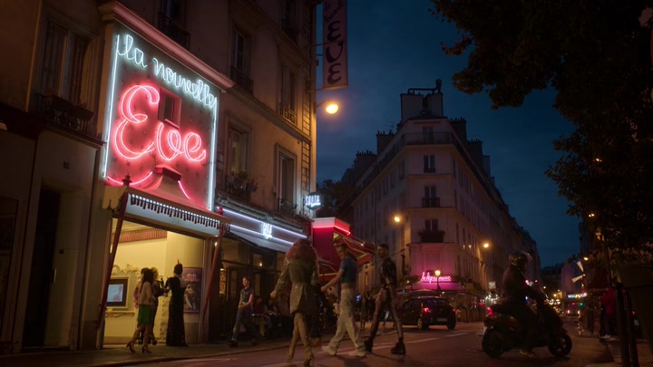 Emily_in_Paris_S02E01_WEBRip_x264-ION10_1394.jpg
