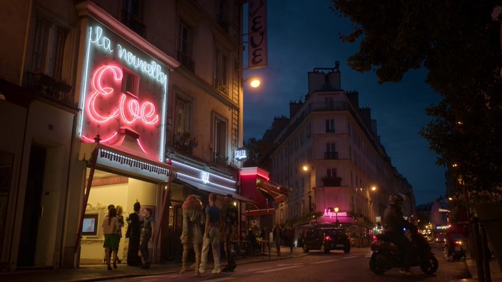 Emily_in_Paris_S02E01_WEBRip_x264-ION10_1397.jpg