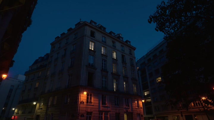 Emily_in_Paris_S02E01_WEBRip_x264-ION10_1428.jpg