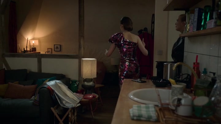 Emily_in_Paris_S02E01_WEBRip_x264-ION10_1442.jpg