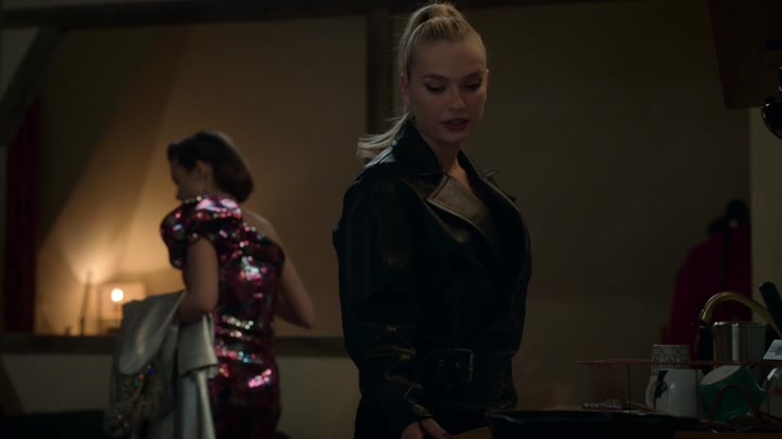 Emily_in_Paris_S02E01_WEBRip_x264-ION10_1470.jpg