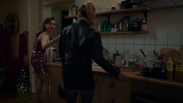 Emily_in_Paris_S02E01_WEBRip_x264-ION10_1483.jpg