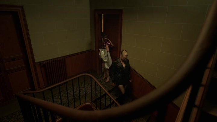 Emily_in_Paris_S02E01_WEBRip_x264-ION10_1490.jpg