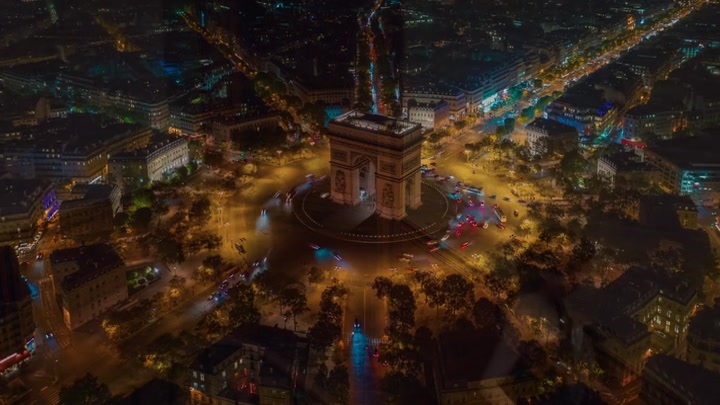 Emily_in_Paris_S02E01_WEBRip_x264-ION10_1508.jpg