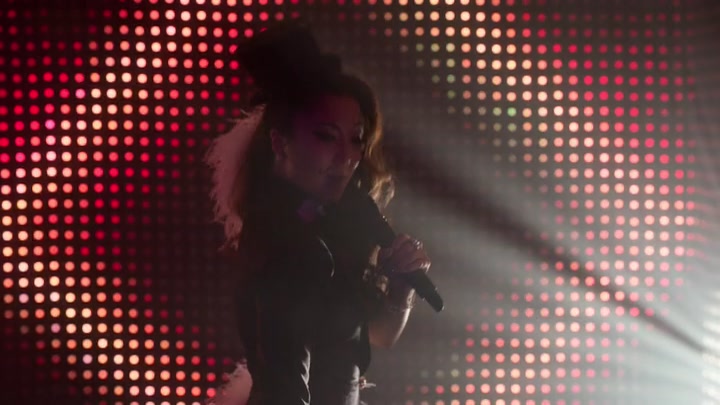Emily_in_Paris_S02E01_WEBRip_x264-ION10_1687.jpg