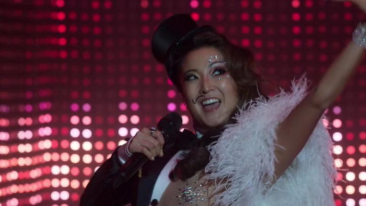 Emily_in_Paris_S02E01_WEBRip_x264-ION10_1733.jpg