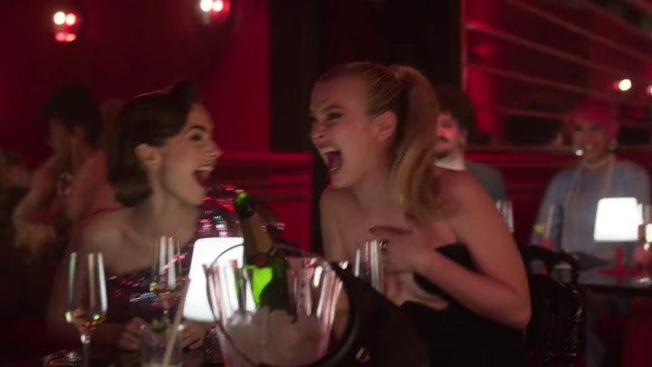 Emily_in_Paris_S02E01_WEBRip_x264-ION10_1777.jpg