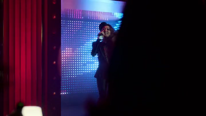 Emily_in_Paris_S02E01_WEBRip_x264-ION10_1820.jpg