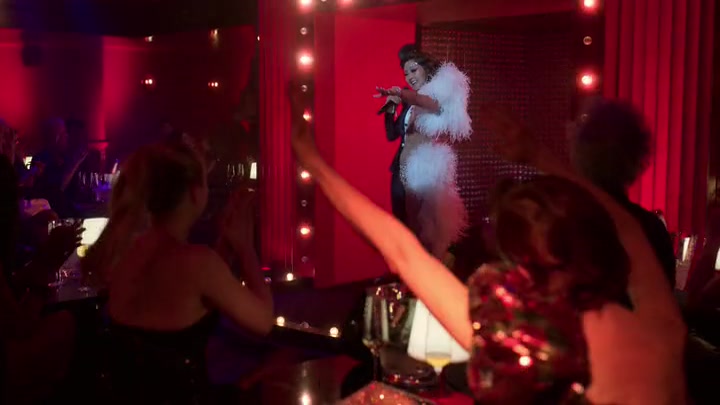 Emily_in_Paris_S02E01_WEBRip_x264-ION10_1843.jpg