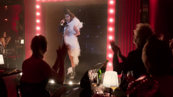 Emily_in_Paris_S02E01_WEBRip_x264-ION10_1854.jpg