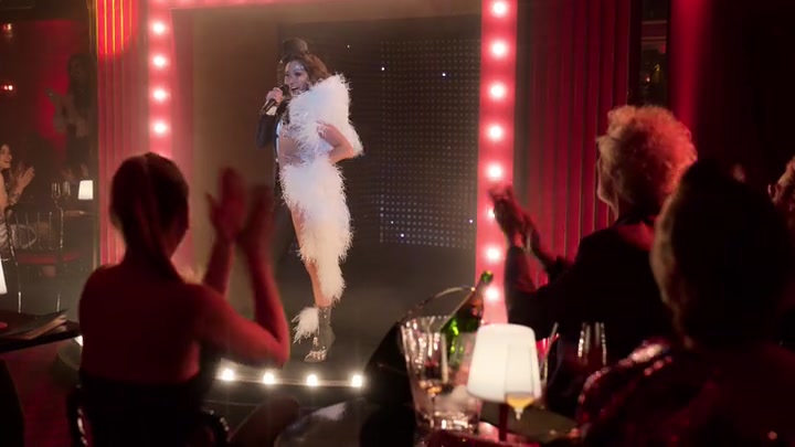 Emily_in_Paris_S02E01_WEBRip_x264-ION10_1855.jpg