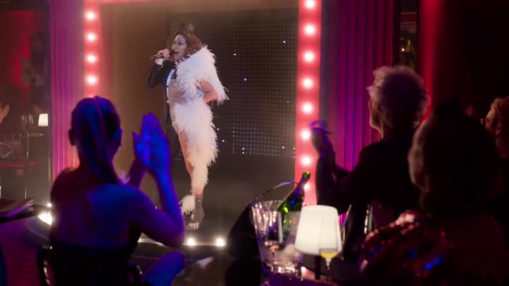 Emily_in_Paris_S02E01_WEBRip_x264-ION10_1856.jpg